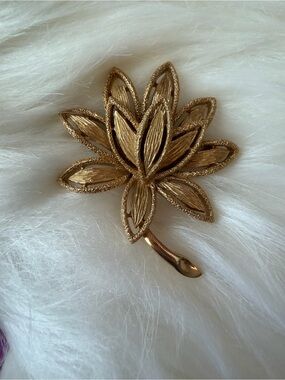Vintage Avon Gold Leaf Floral Brooch - Elegant Women’s Jewelry
